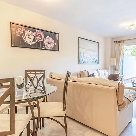 In With Outdoor Swimming Pool, Wifi&2 Bedrooms *